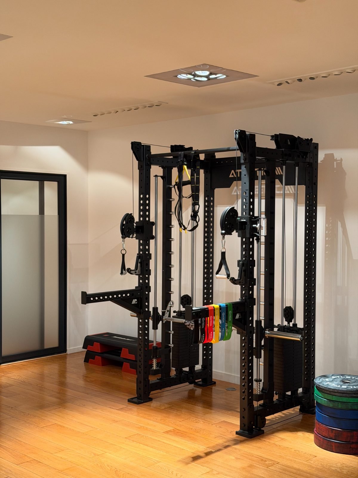 Rack de musculation et élastiques de renforcement au cabinet REHAB13, Paris 13e