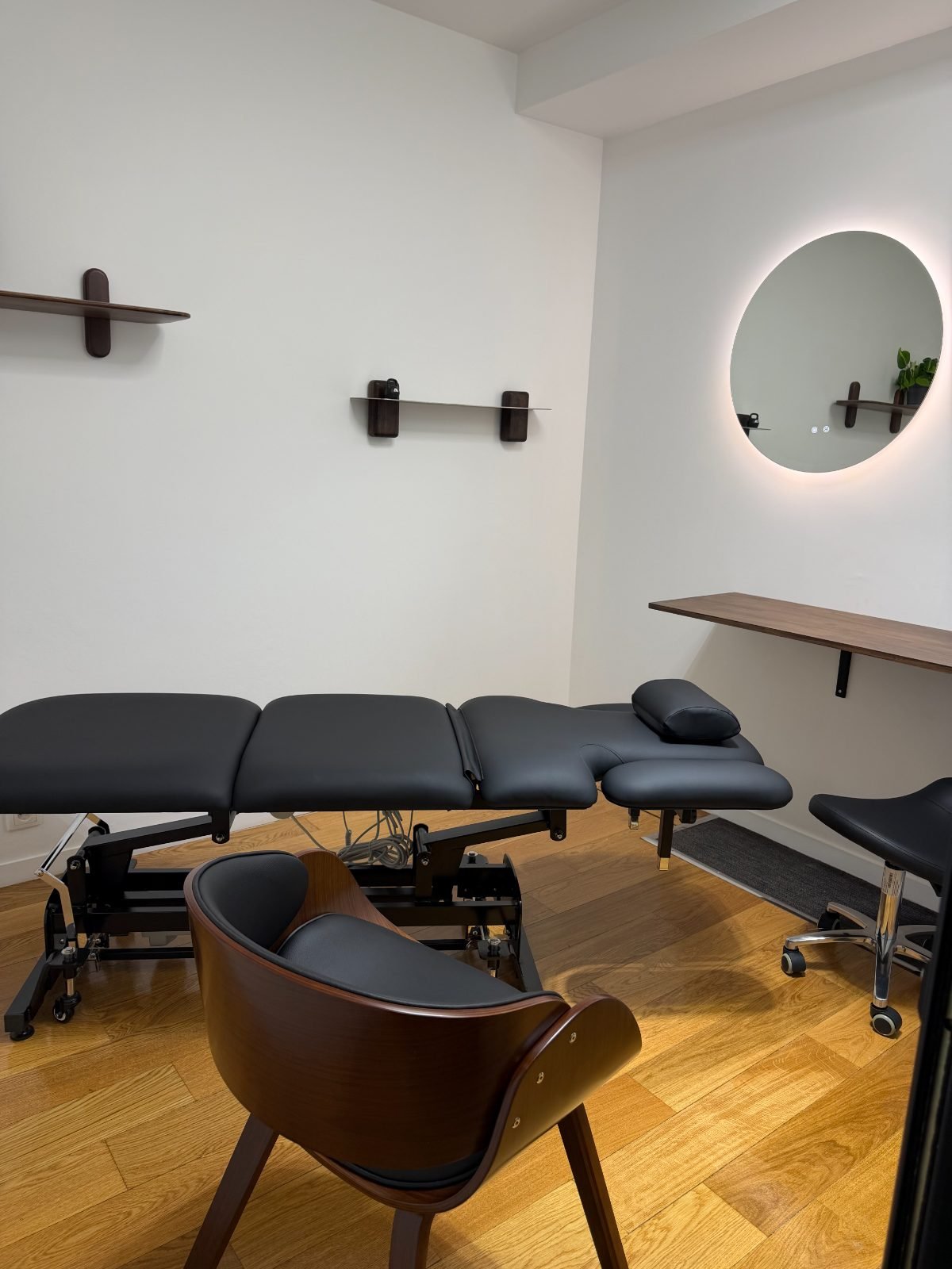 Salle de soin avec table de kinésithérapie au cabinet REHAB13, Paris 13e