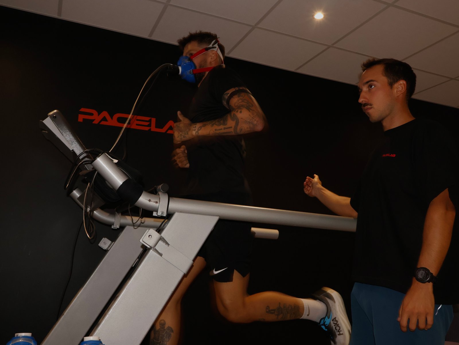 Test VO₂max sur tapis instrumenté encadré par un sport scientist, laboratoire PaceLab